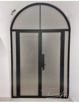 Скляні перегородки і двері у ванній