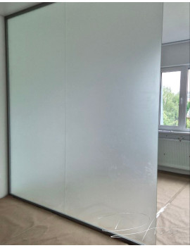 Скляні перегородки з розсувними дверима