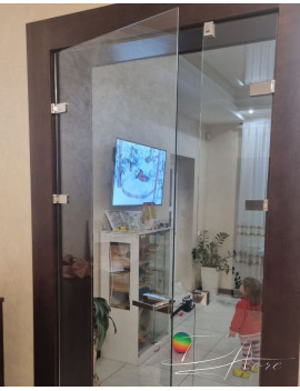 Міжкімнатні двері зі скла на деревʼяній коробці