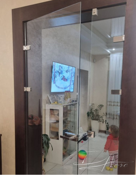 Міжкімнатні двері зі скла на деревʼяній коробці
